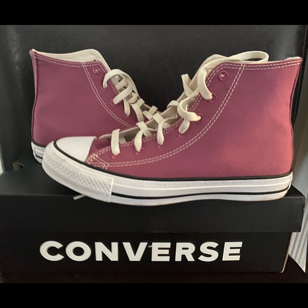 Hi I am selling a size 8w size 6m purple converse.